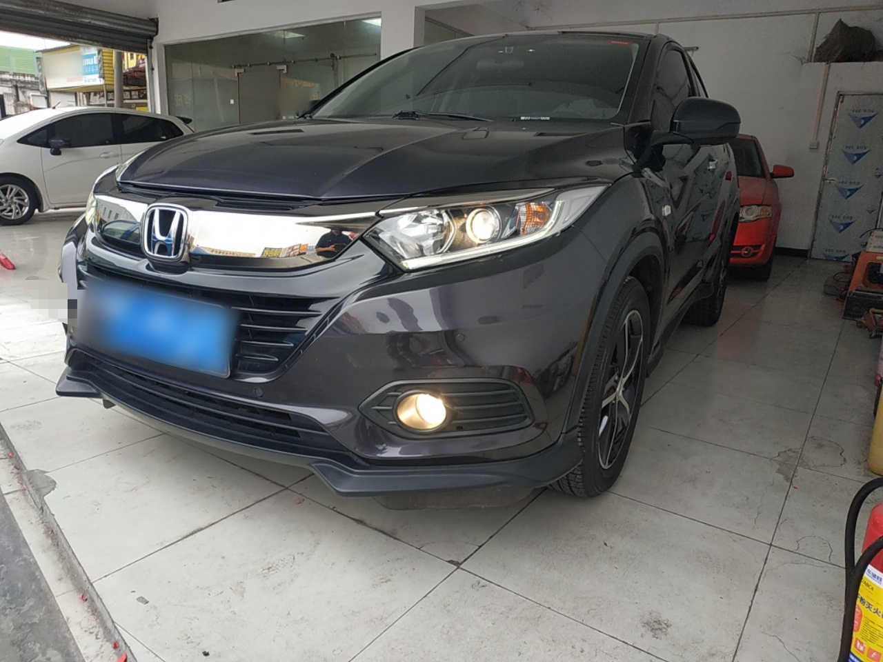 تحت مقدمة السيارة