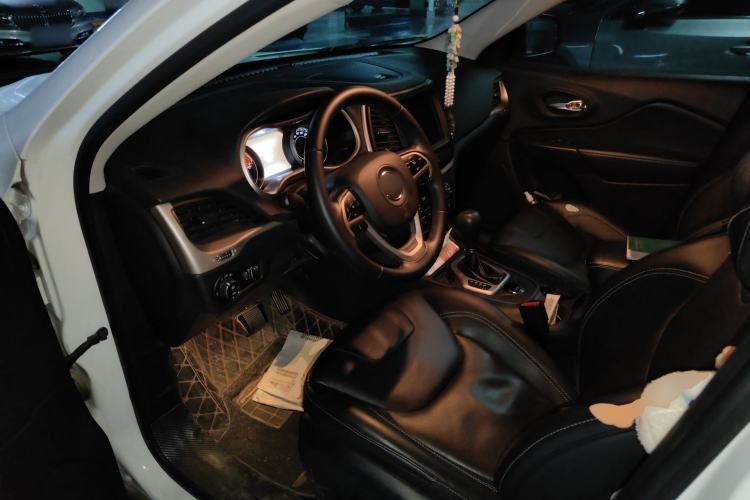 Used Jeep Cherokee 2017 2.0L Superior Edition
