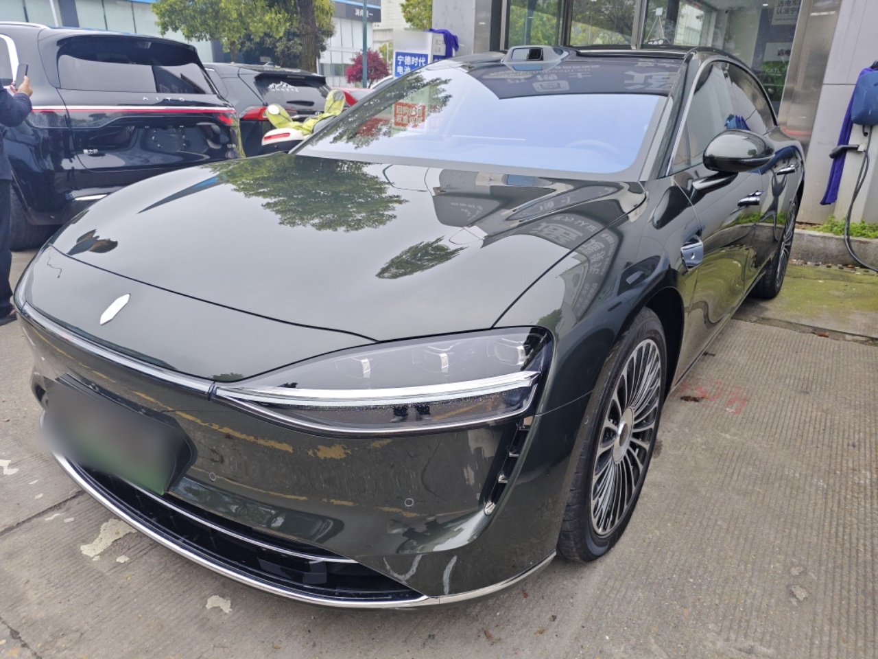 تحت مقدمة السيارة