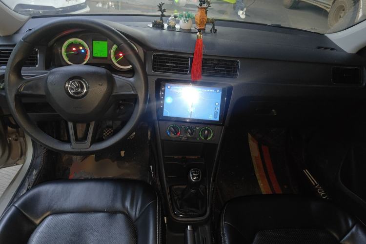 Used Skoda Rapid 2018 1.6L Manual Standard Edition Center Console