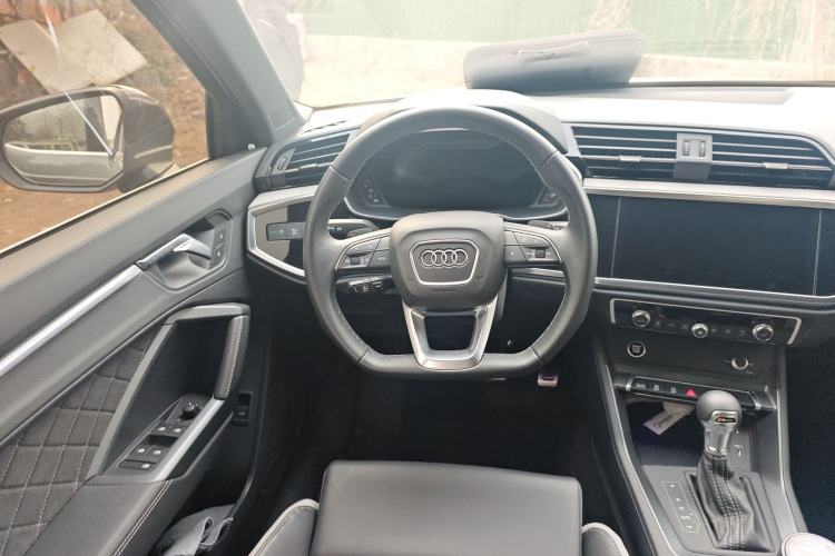 Used Audi Q3 2025 quattro 45th Anniversary Edition 40TFSI Fashionable and Dynamic Model Steering Wheel