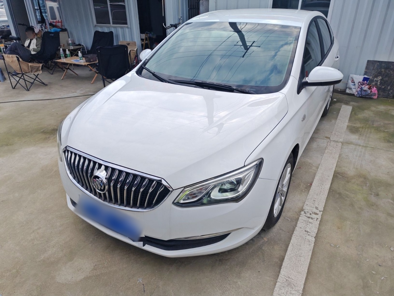 تحت مقدمة السيارة