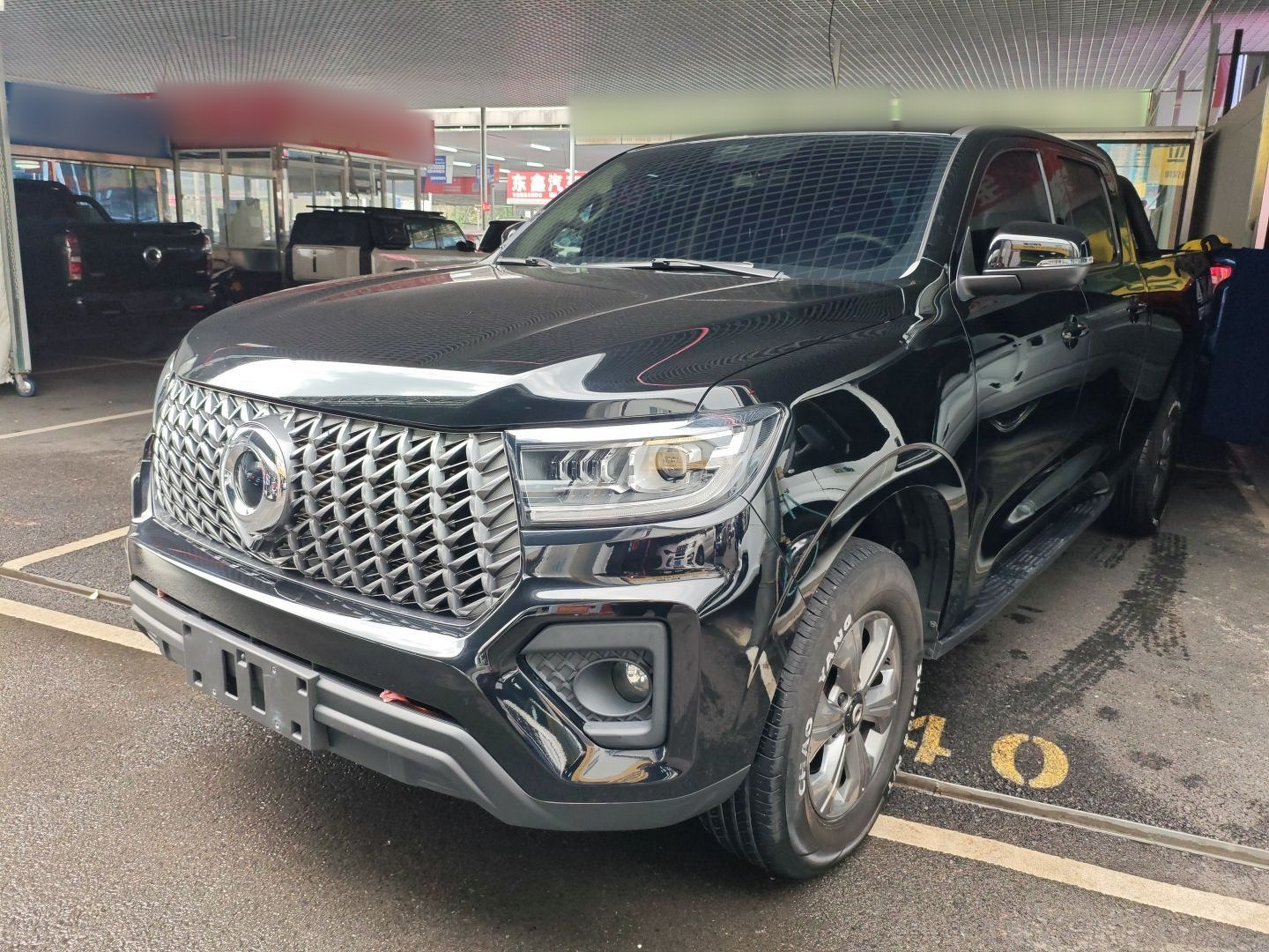 Под передней частью автомобиля