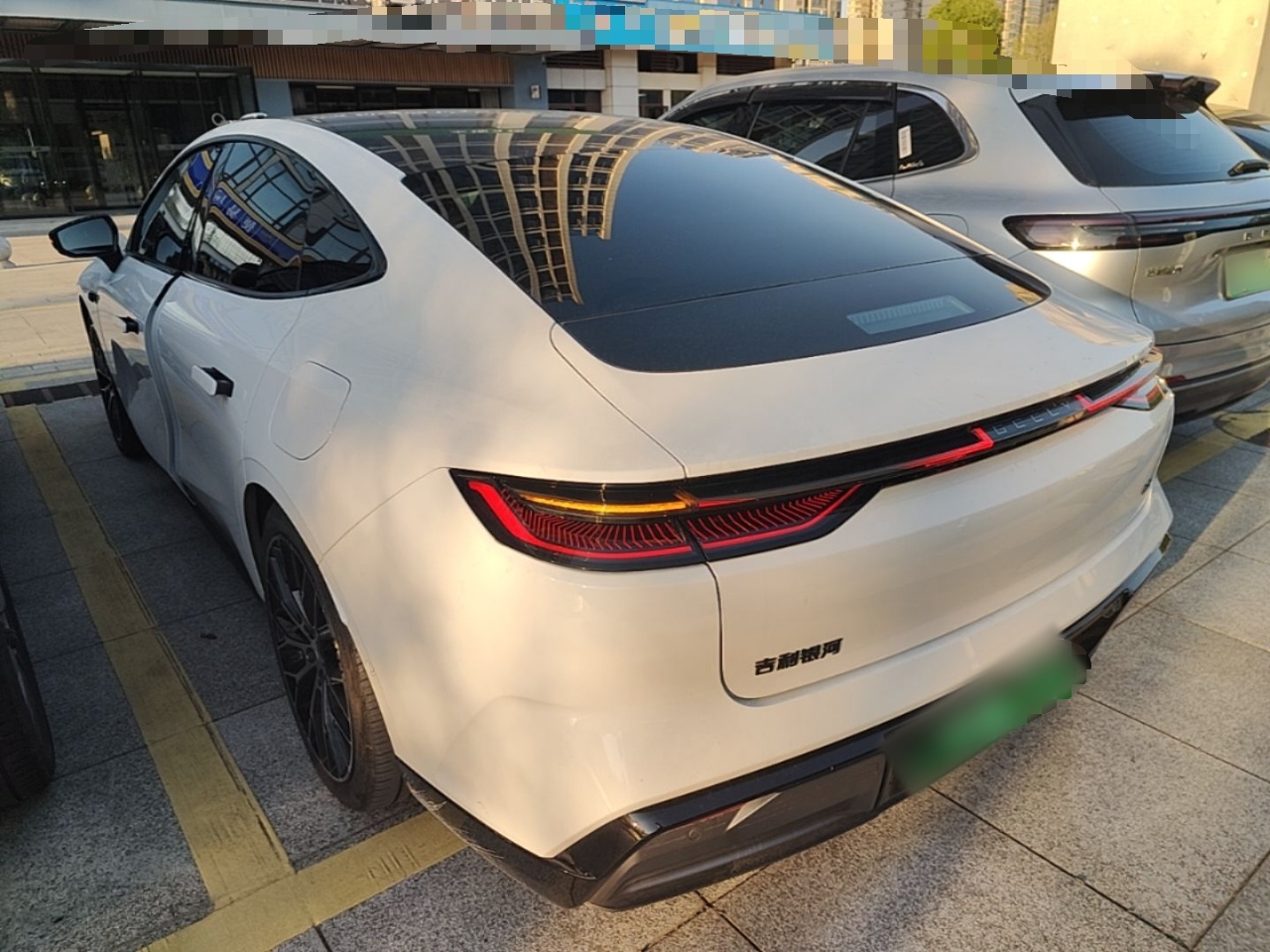 Geely Galaxy E8 2025 620 km All-Wheel Drive Starship LiDAR-Enabled Intelligent Driving Version — снимка 4