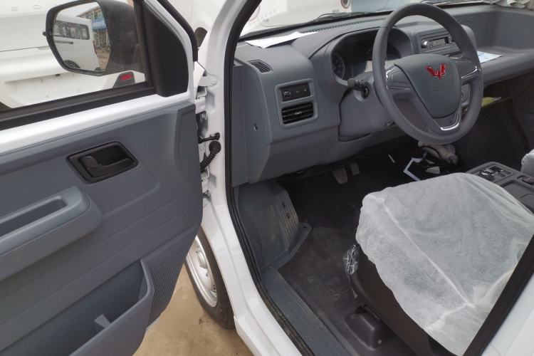 Used Wuling Yangguang 2024 300km Comfort-Grade Passenger Van 60kW Interior 3