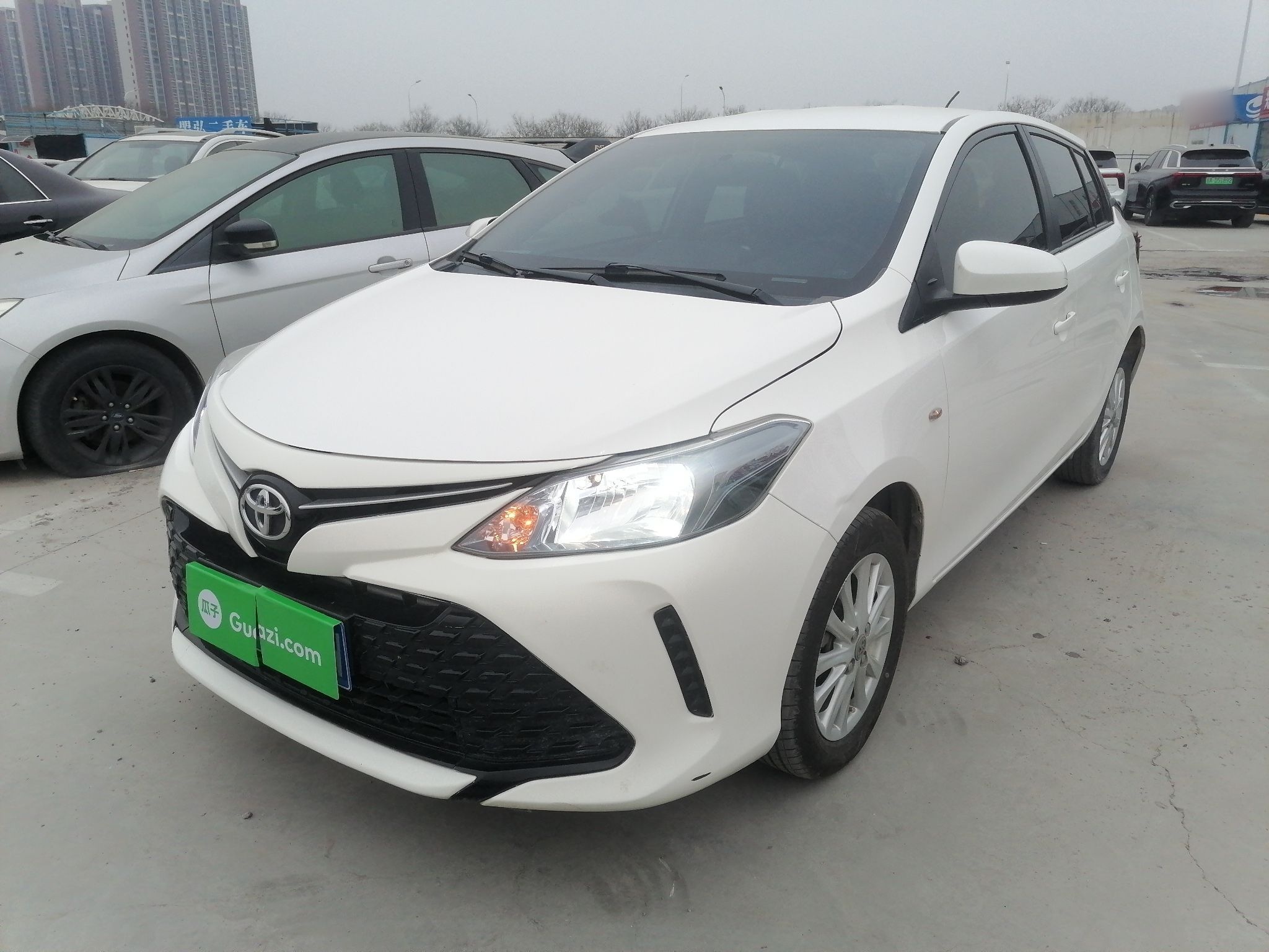 تحت مقدمة السيارة