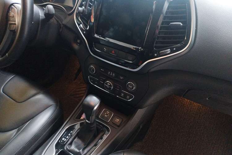 Used Jeep Cherokee 2019 2.0T Two-Wheel Drive Smart Enjoyment Version China VI