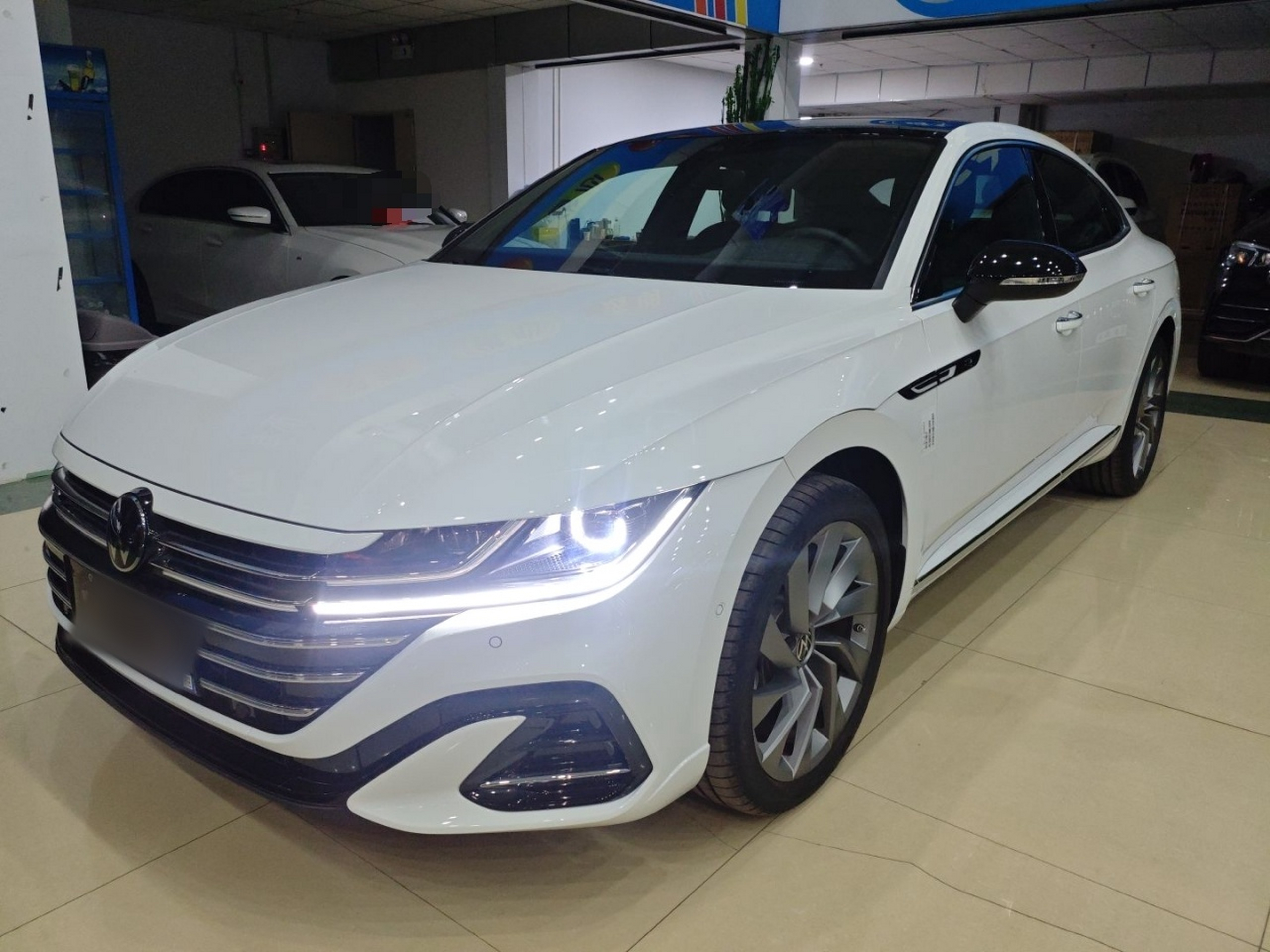 تحت مقدمة السيارة