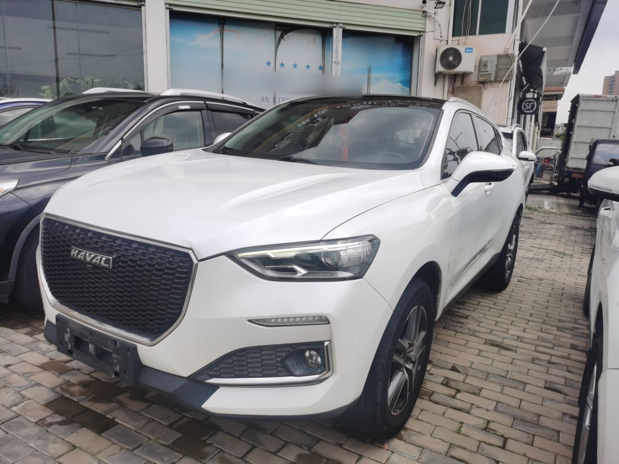 Под передней частью автомобиля