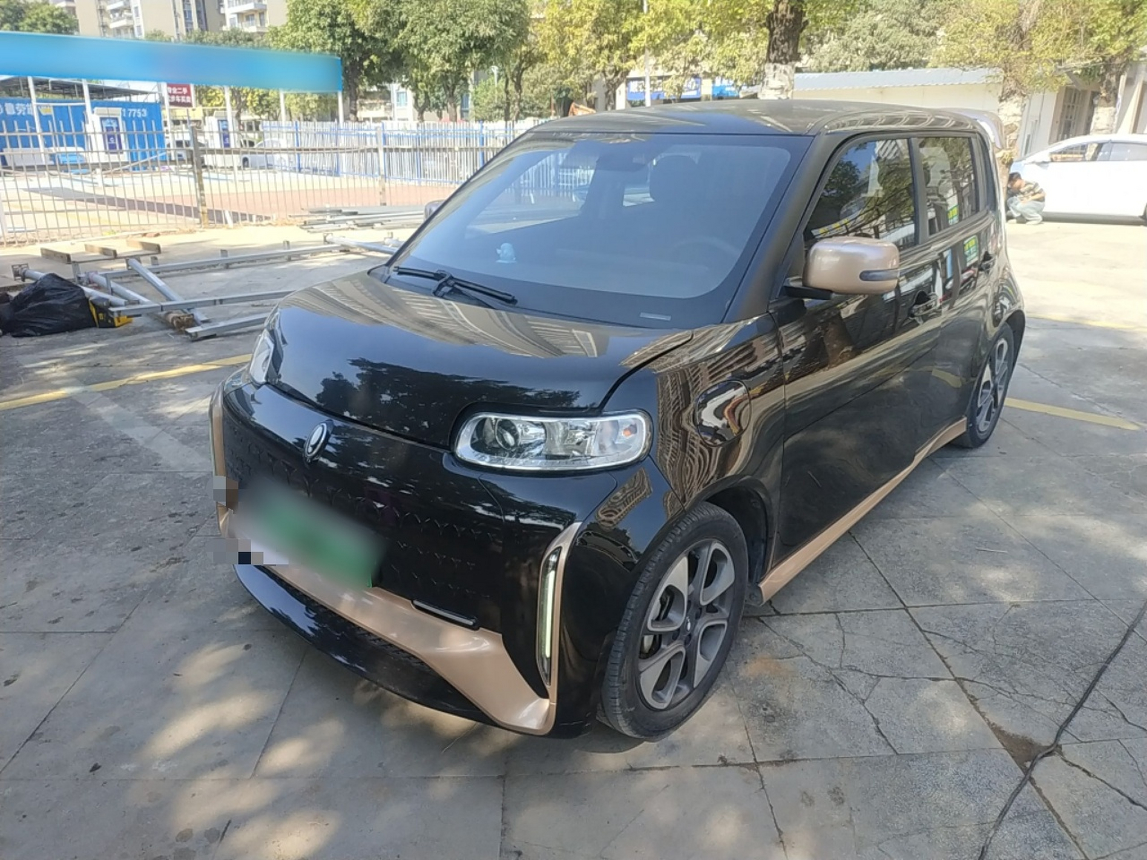 Под передней частью автомобиля
