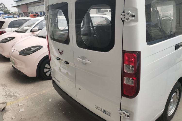 Used Wuling Yangguang 2024 300KM Comfort Version Passenger Van 75kW