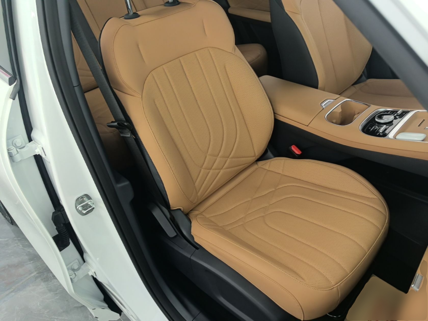 Geely Galaxy Xingjian 7 EM-i 2025 55 km Launch Edition — снимка 19