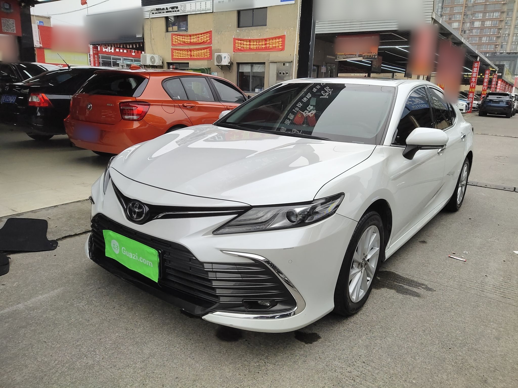 تحت مقدمة السيارة