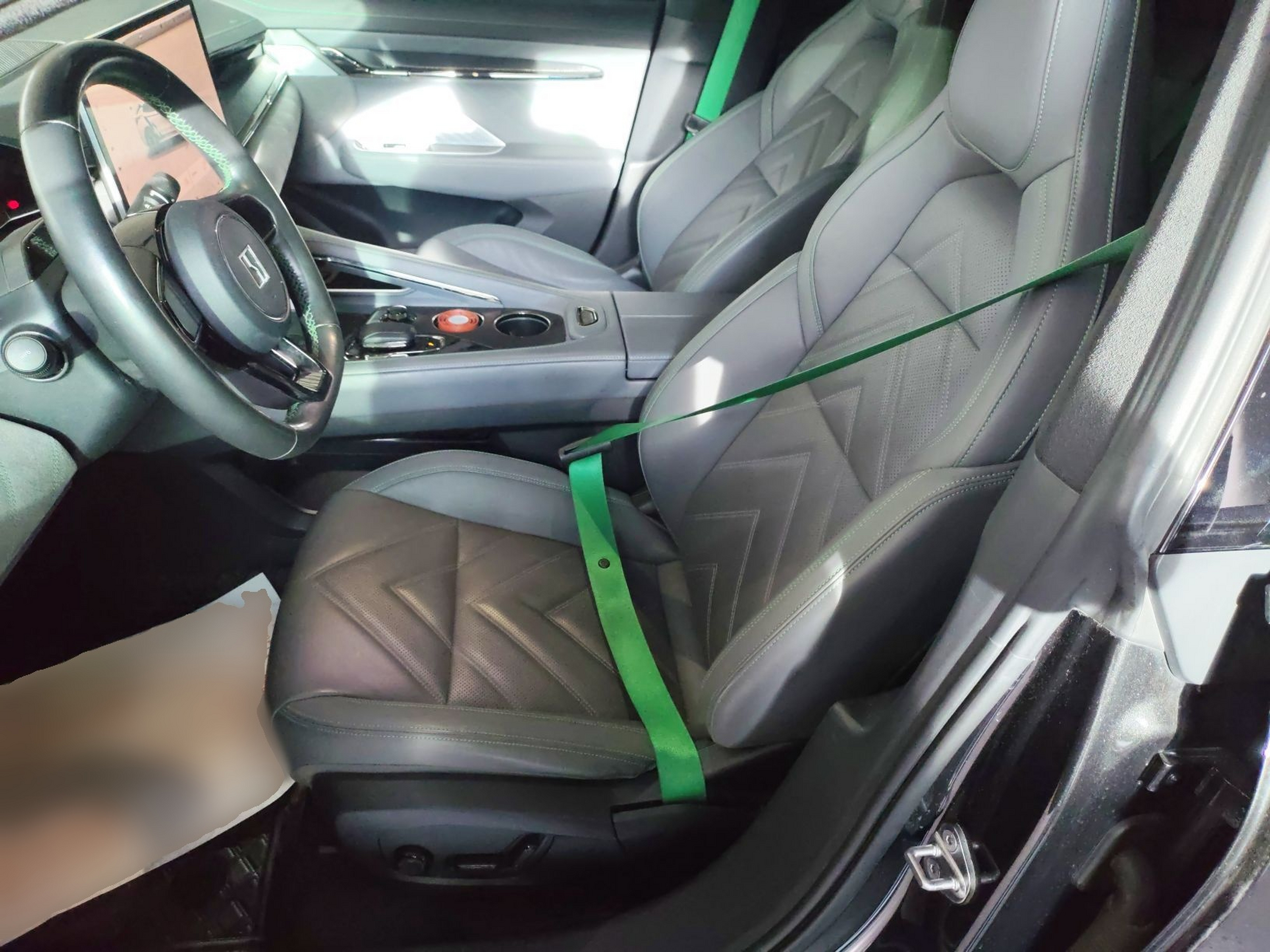 Переднее сиденье в автомобиле