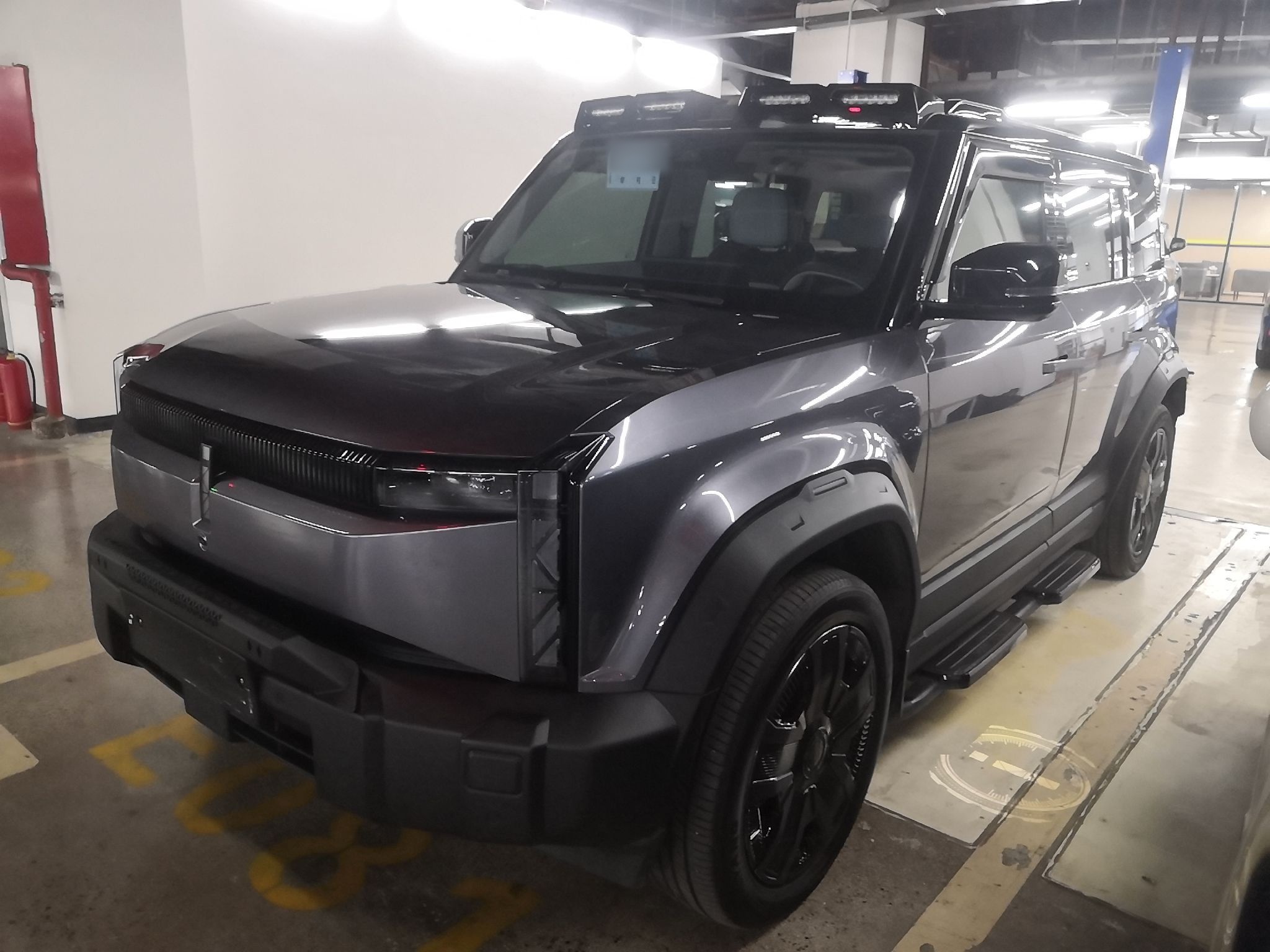 تحت مقدمة السيارة