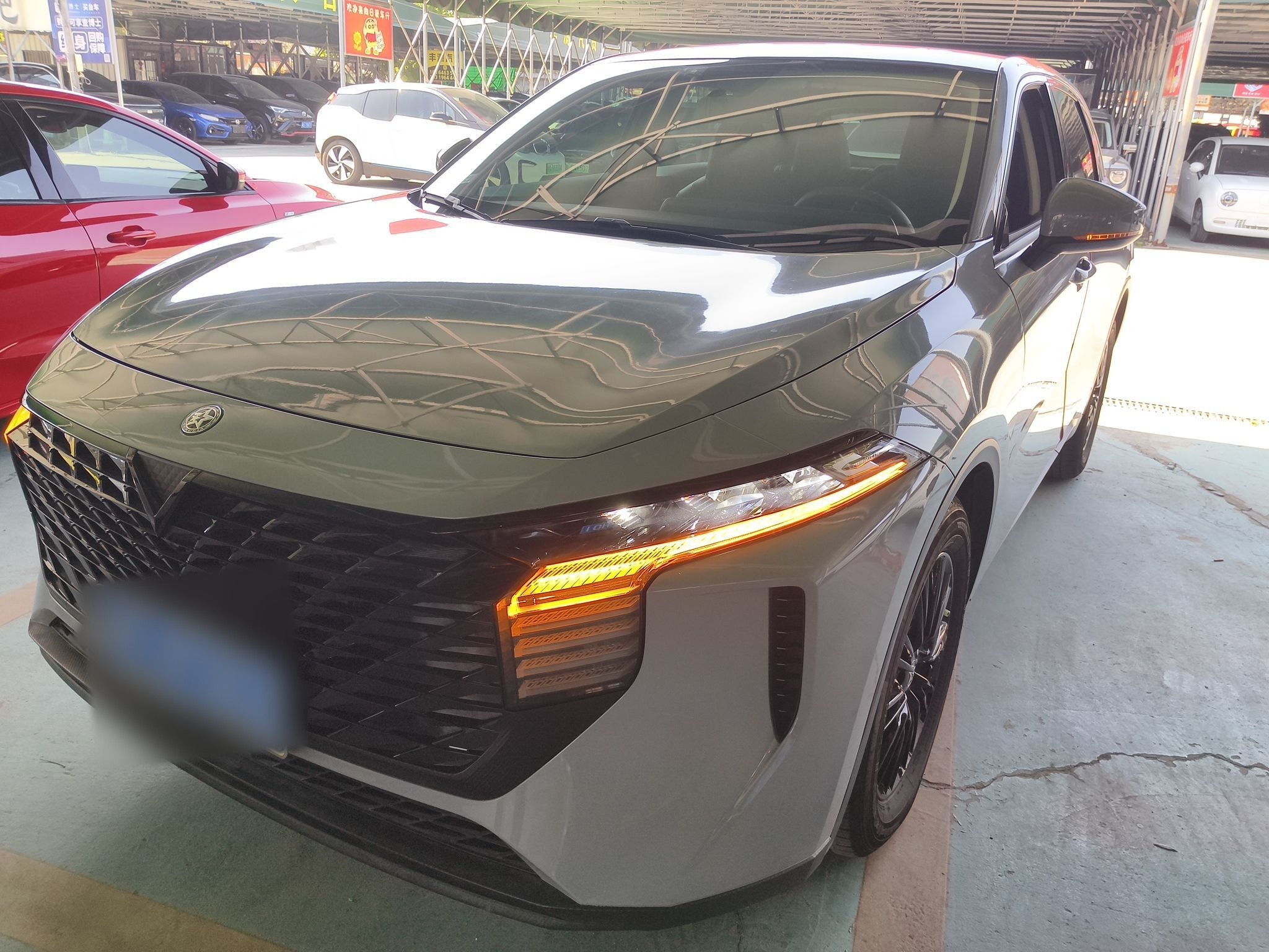 Под передней частью автомобиля