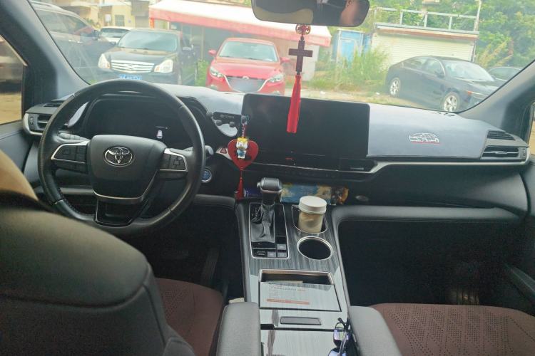 Used Toyota SIENNA 2023 2.5L Hybrid Deluxe Edition Center Console