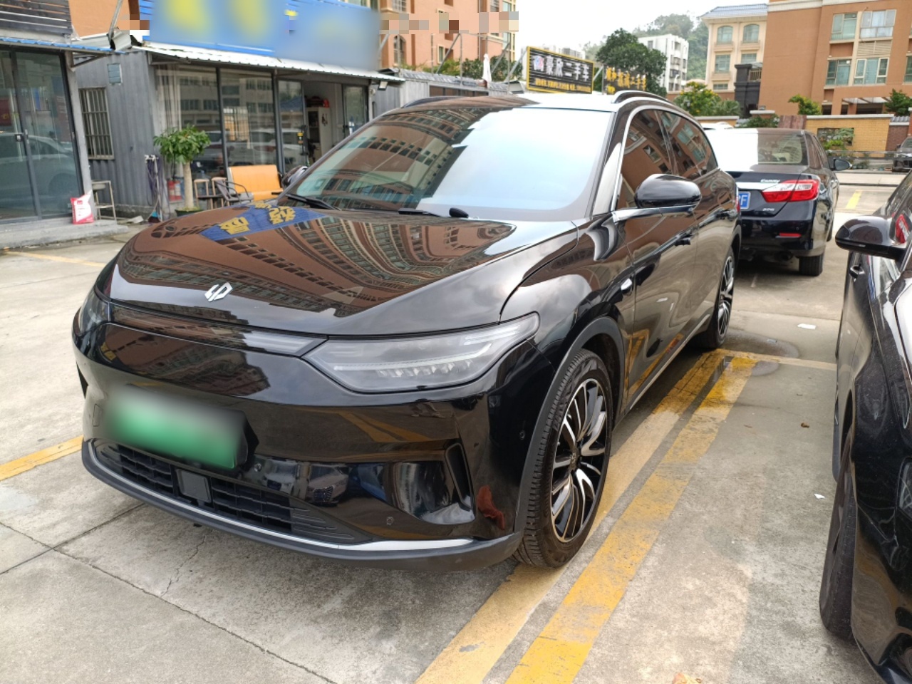 Под передней частью автомобиля