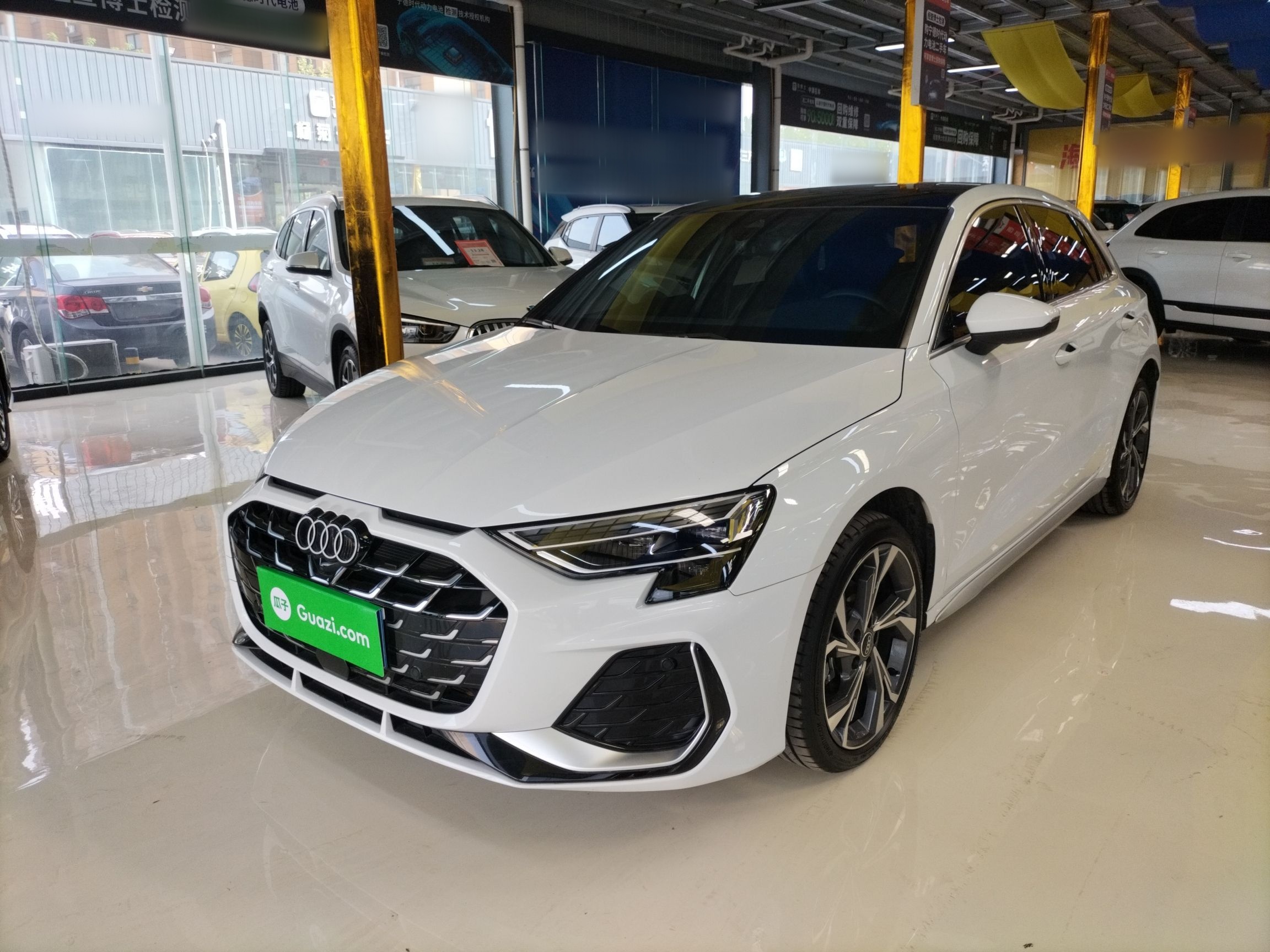 تحت مقدمة السيارة