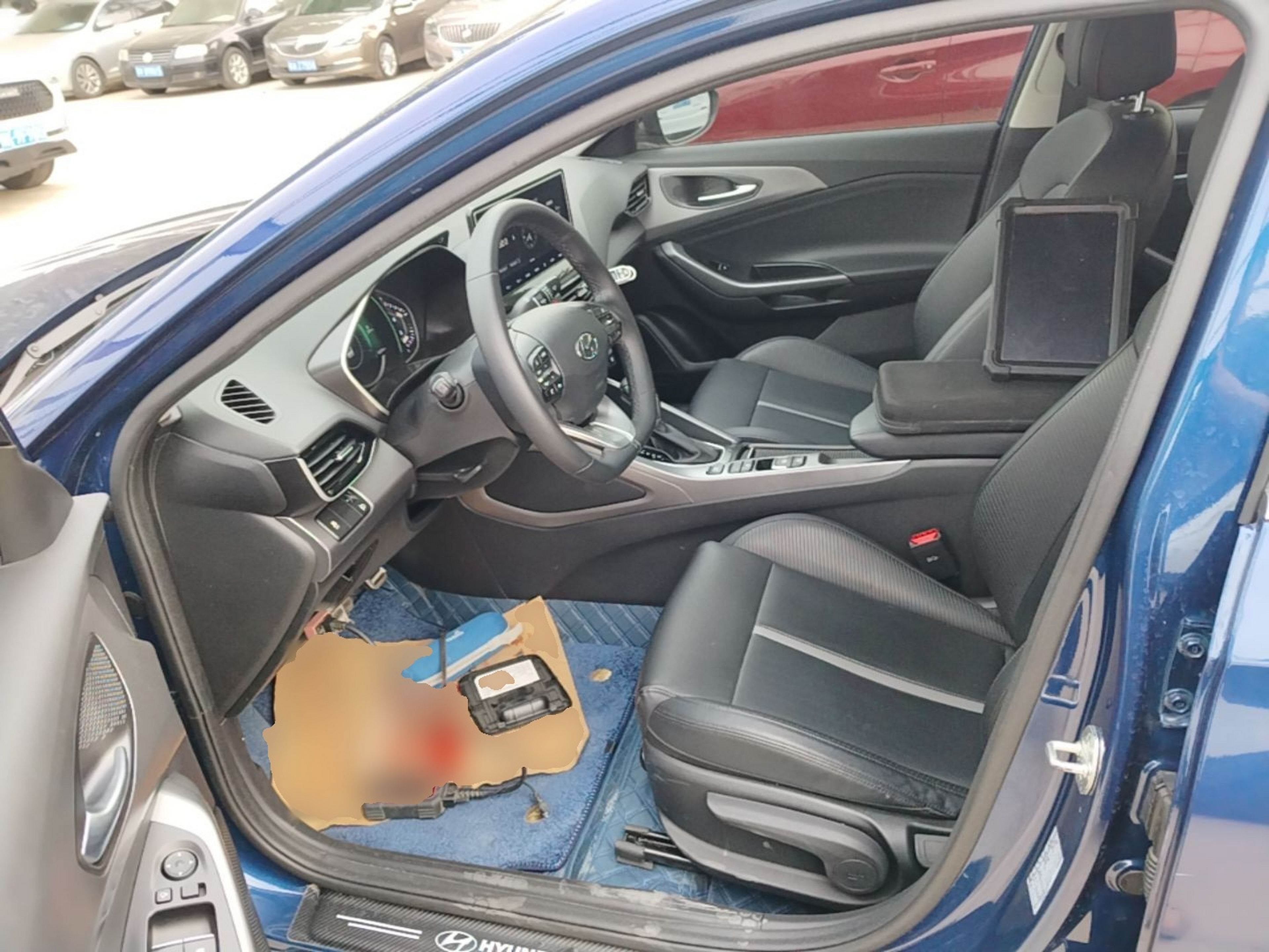 المقاعد الأمامية داخل السيارة