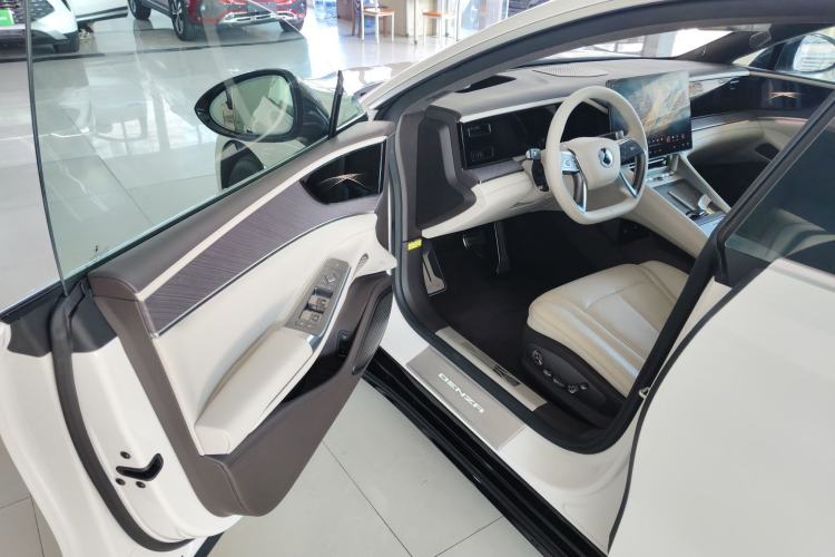 Used Denza Z9 2024 630 km All-Wheel Drive Max Version