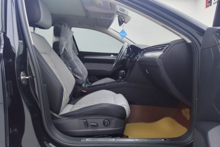 Used Volkswagen Magotan 2023 2 Million Units Limited Edition 330TSI DSG Leading Version Right Front Seat