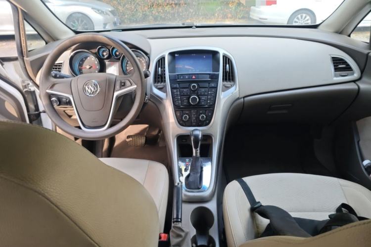 Used Buick GT 2013 GT 1.6L Automatic Fashion Edition Center Console