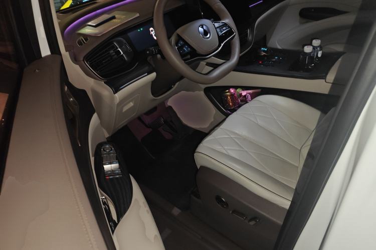 Used Denza D9 2022 DM-i 970 Four-Wheel Drive Flagship Model
