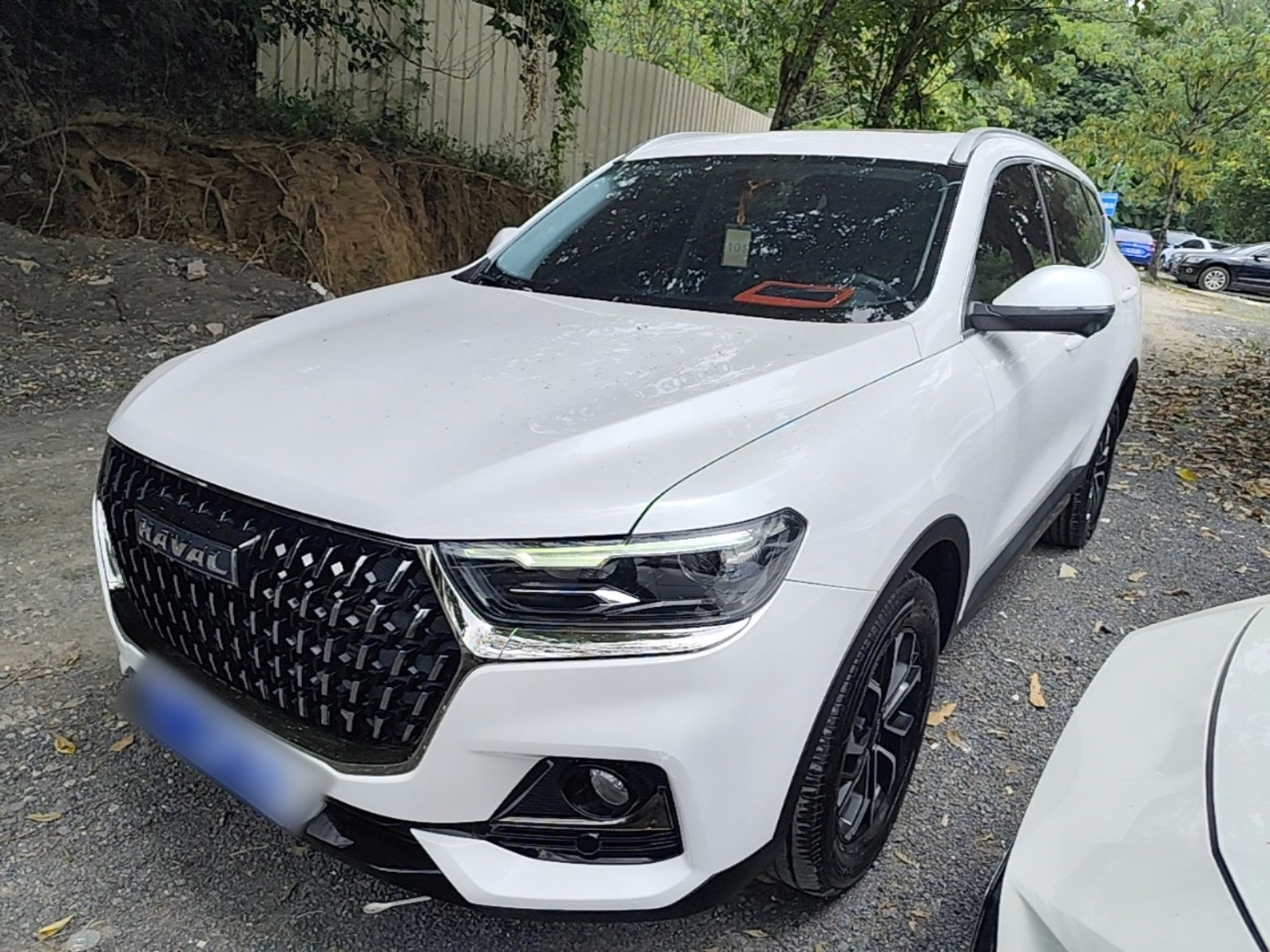 Под передней частью автомобиля