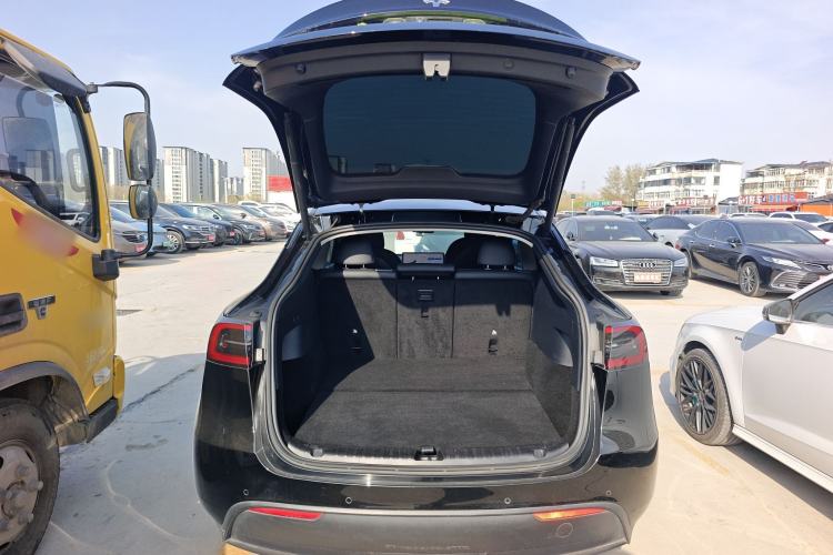 Used Tesla Model Y 2021 Long-Range All-Wheel-Drive Version Trunk