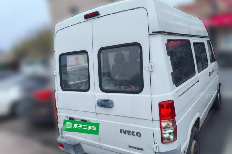 Used Iveco Daily 2017 2.5T A35 Passenger Van 5-7 Seats Model 47Z5
