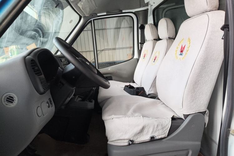 Used JMC Transit 2019 2.8T Commercial Version Short Wheelbase Mid-Roof 3-Seater China VI Standard JX493