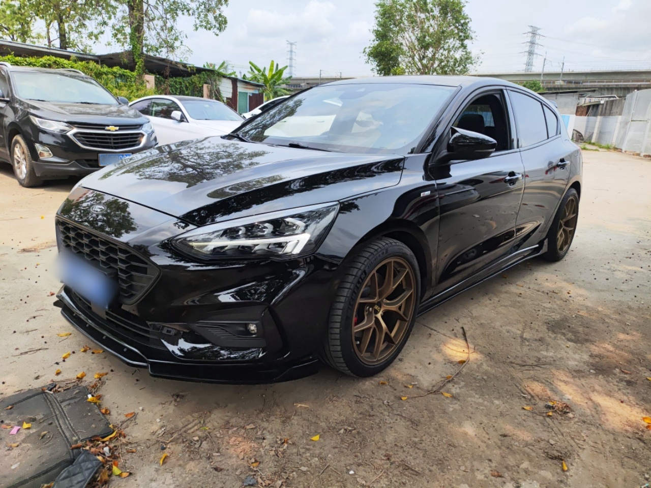 تحت مقدمة السيارة