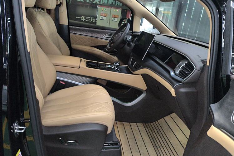 Used Denza D9 2025 DM-i Smart Drive 1020 Four-Wheel Drive Deluxe Model
