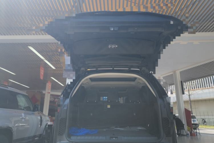 Used Land Rover Discovery 2023 Revised Version 360 PS R-Dynamic S Trunk