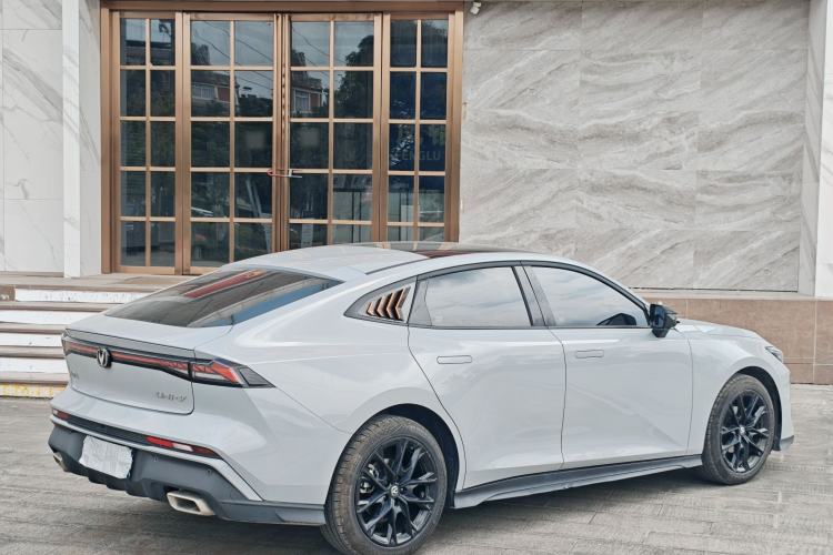 Used CHANGAN UNI-V 2025 1.5T 500Bar Prestige Version
