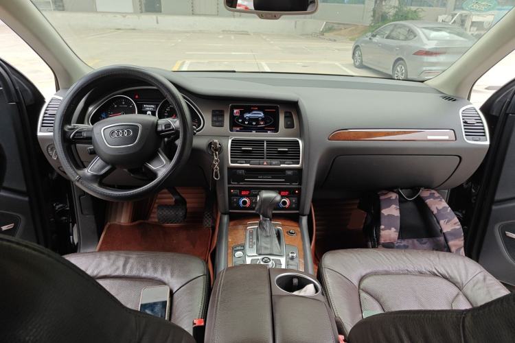 Used Audi Q7 2014 35 TDI Sport Edition Center Console