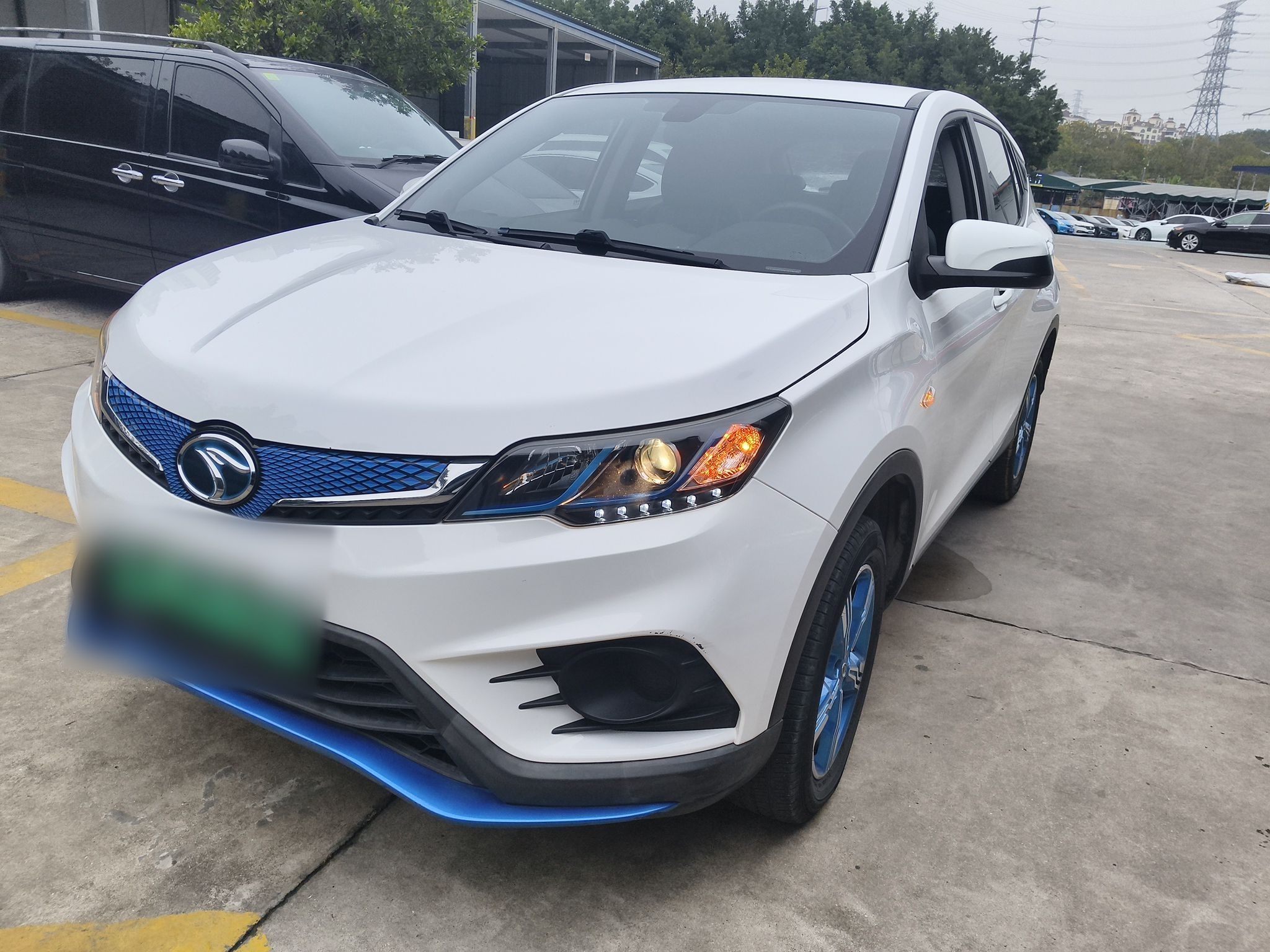 Под передней частью автомобиля