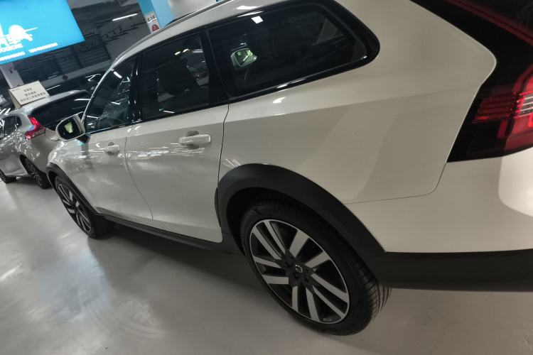 Used Volvo V90 2024 Cross Country B5 AWD Prestige Edition