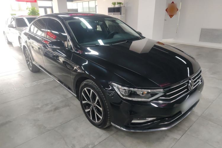 Used Volkswagen Magotan 2020 330TSI DSG Leading Model Front Right 45 Deg