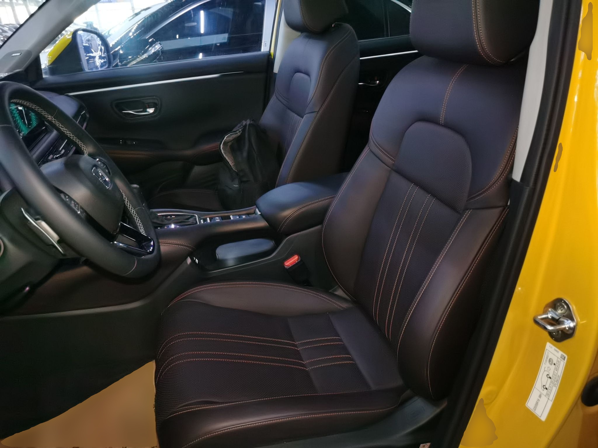 المقاعد الأمامية داخل السيارة