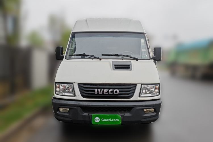 Used Iveco Daily 2021 2.8T V40 VAN厢式 Cargo Van 3-Seater Long Wheelbase Mid-Roof Design Dual Tires Manual Door Front