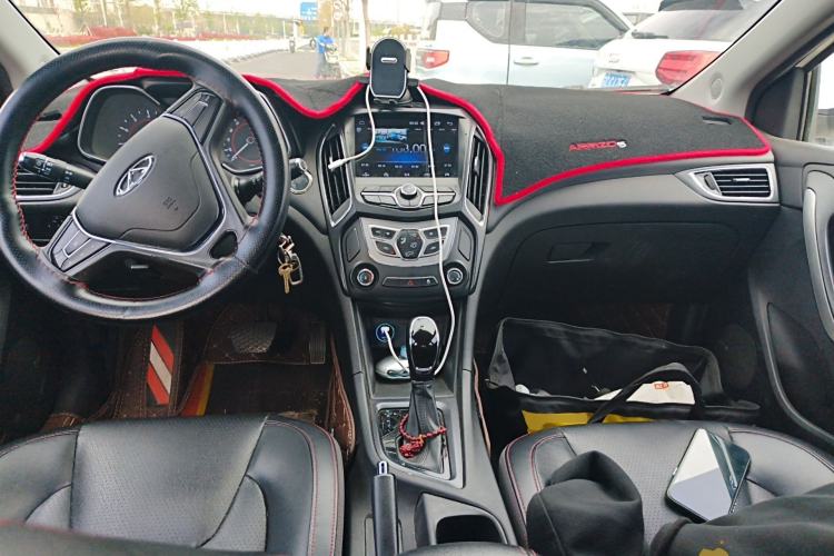 Used Chery Arrizo 5 2017 1.5L CVT Trendsetting Edition Center Console