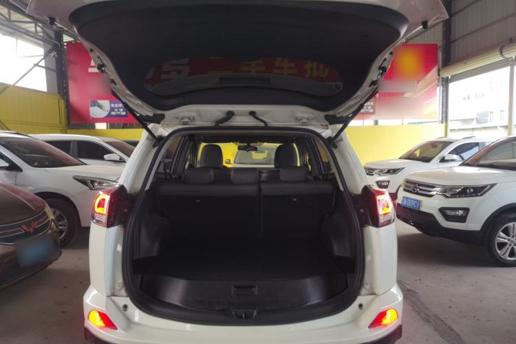 Used Toyota RAV4 2016 2.0L CVT Two-Wheel Drive Fashion Edition China V Standard
