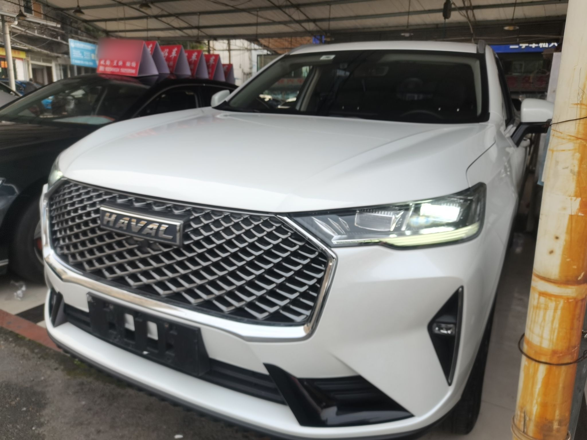 تحت مقدمة السيارة