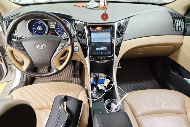 Used Hyundai Sonata 2014 2.0L Automatic Luxury Edition Center Console