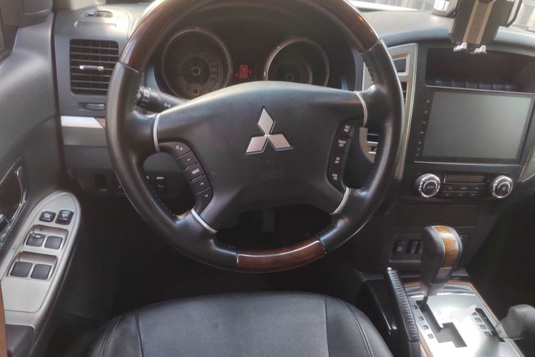 Used Mitsubishi Pajero 2016 3.0L Automatic Luxury Version China V Standard Steering Wheel