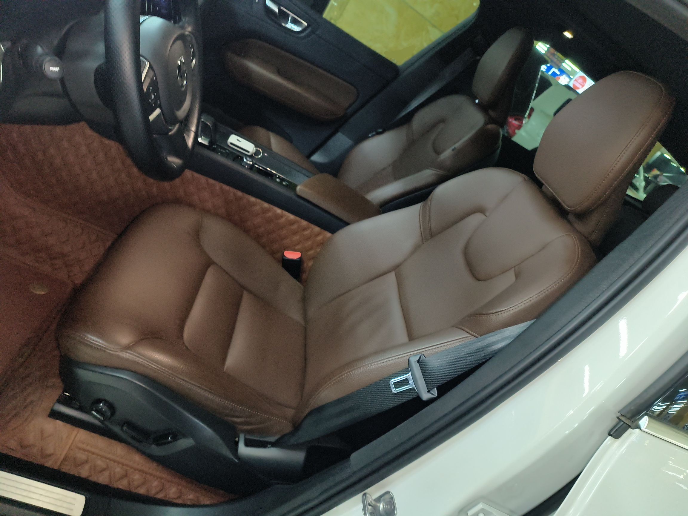 المقاعد الأمامية داخل السيارة