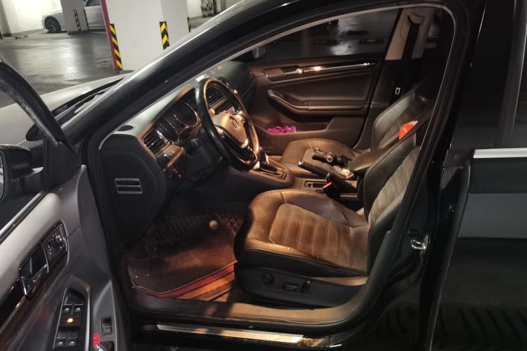 Used Volkswagen Sagitar 2015 230TSI Automatic Luxury Model Left Front Seat