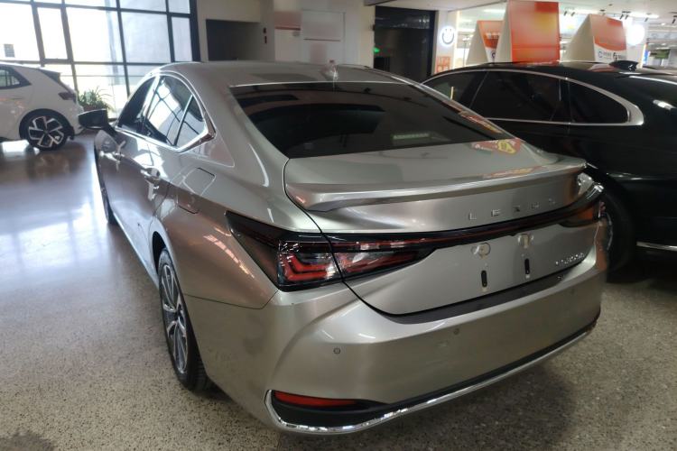 Used Lexus ES 2025 300h Deluxe Edition
